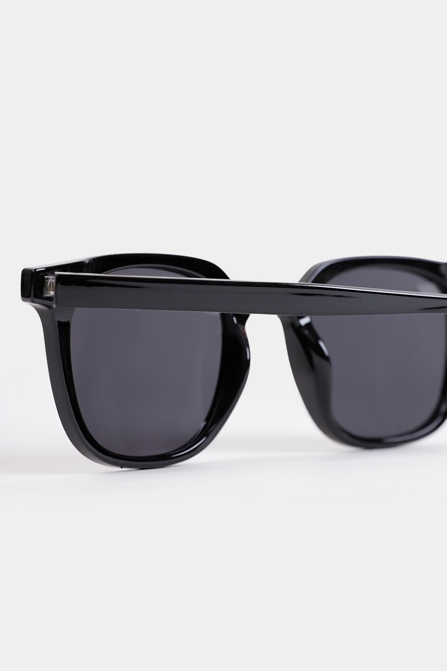 Square Sunglasses With Silver Temple Details - Cougar Clothing