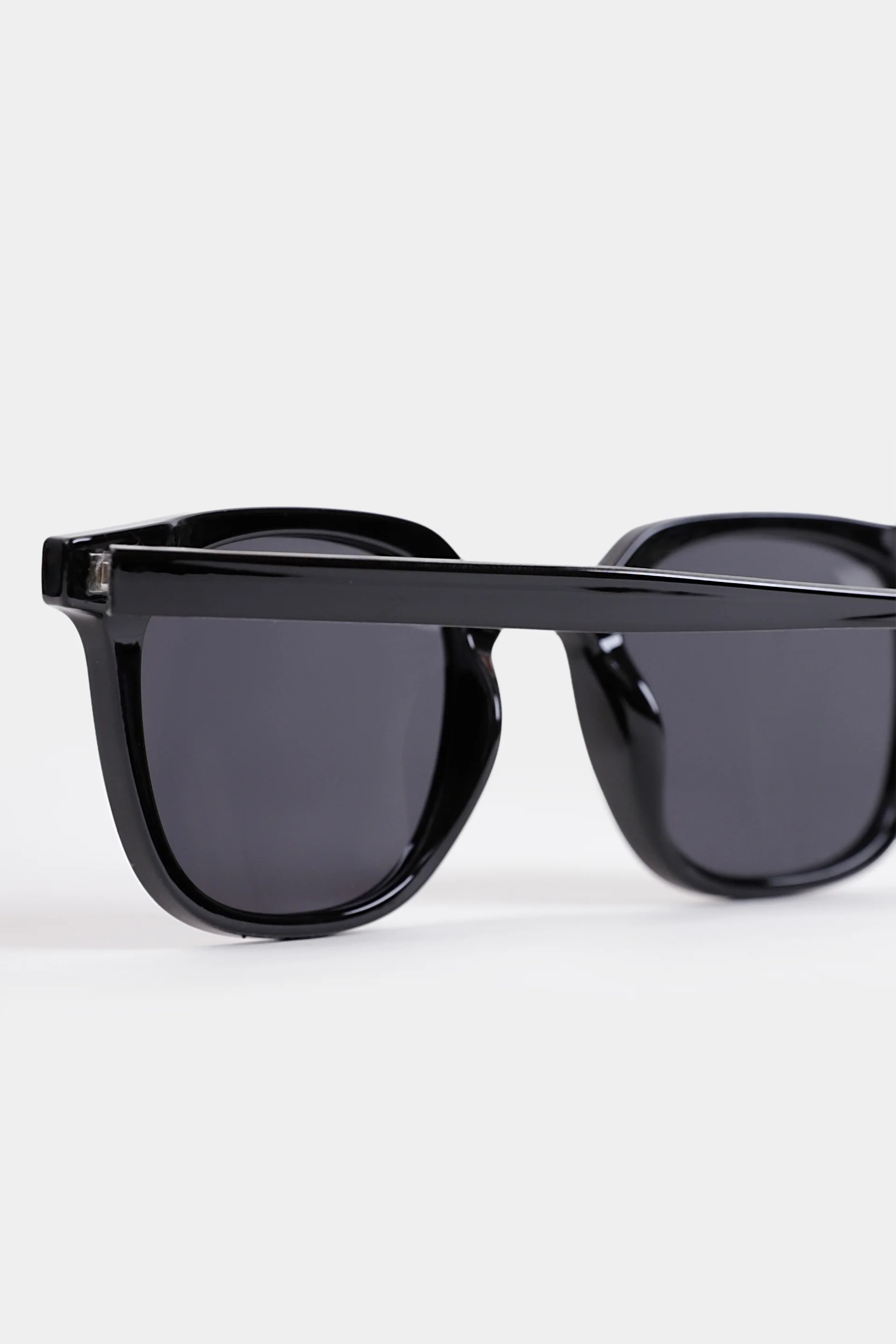Square Sunglasses With Silver Temple Details - Cougar Clothing